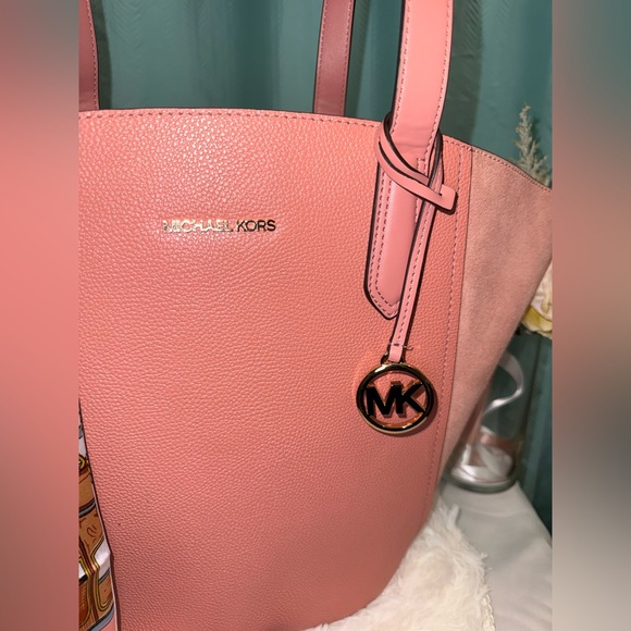 Michael Kors Large Pink Tote Bag - Picture 4 of 11
